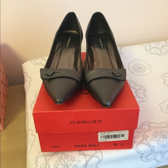Claudia Ciuti Pewter pump w button - Picture 2 of 8